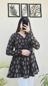 Magnifique Kurti court en coton imprimé, fabricant et fournisseur de mode féminine de Surat à prix avantageux - Product Image 2