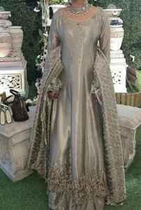 Robe noire élégante pour femmes pakistanaises avec broderie raffinée, parfaitement conçue pour les occasions formelles - Product Image 3