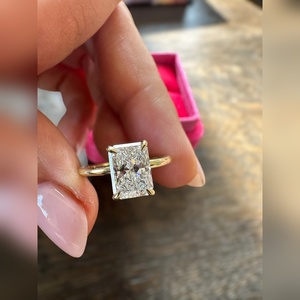 Anillo de Diamante Cultivado en Laboratorio con Corte Radiante de 2.00 Quilates, VVS2 Certificado, Oro Amarillo, Venta Caliente, Proveedor y Fabricante, Envío Global - Product Image 1