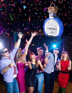 Piñata de Vino para Adultos con Antifaz, Confeti y Palo de Madera, Piñata Divertida para Adultos, Decoraciones para Fiestas Mexicanas de 21 Años - Product Image 6