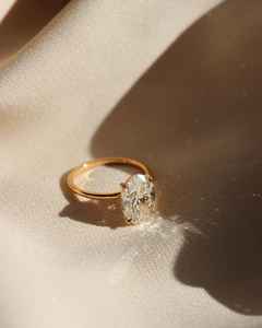 Anillo de compromiso de moissanita de corte ovalado de 4 quilates Anillo ovalado de hielo triturado alargado con brillo máximo Perfecto para novias modernas - Product Image 2