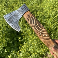 Hache Tomahawk en acier carbone forgé à la main de haute qualité, avec manche en bois et étui en cuir, idéale pour le camping, la chasse, ou comme cadeau pour papa.