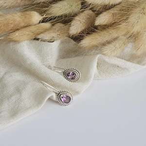 Boucles d'oreilles pendantes en améthyste faites à la main, en argent sterling 925 plaqué or, cadeau pour femme, anniversaire et pierre de naissance de février - Product Image 2