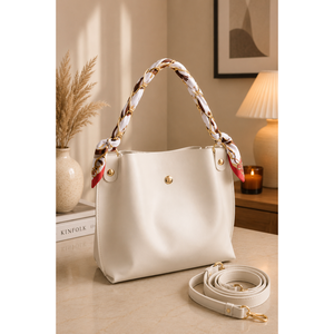 Sac à main et à bandoulière en cuir beige avec détail écharpe à chaîne - Product Image 1