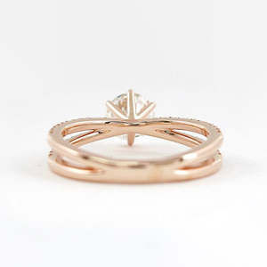 Anillo de diamante entrecruzado de moissanita de corte redondo para su elegante producto de joyería - Product Image 3