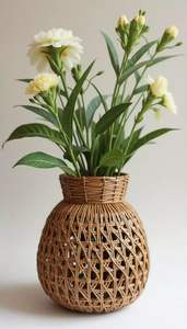 Grand vase à fleurs en rotin fait à la main avec une construction solide, parfait pour exposer de longues tiges de verdure - Product Image 6