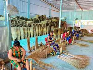 Escobas vietnamitas Escobas de coco hechas de palo de escoba de coco Precio atractivo por Vigi Farm - Product Image 5