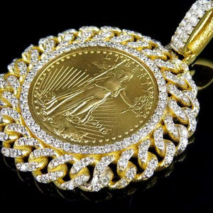 Colgante de Moissanita con Diseño Griego y Piedras Brillantes, Chapado en Oro, VvS1, Joyería Cristiana Hip Hop - Product Image 1