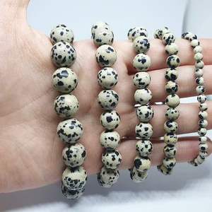 Bracelet de pierres précieuses en vrac de jaspe dalmatien naturel Design perlé en couleur blanche disponible en tailles 4mm 6mm 8mm 10mm - Product Image 2