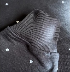 เสื้อฮู้ดแบบสวมหัวของผู้ชายขายดีดีไซน์พลอยเทียมสี100% 500ผ้า GSM ปรับแต่งได้สีดำมีฮู้ด - Product Image 3