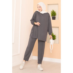 Conjunto Casual de Dos Piezas Oysho, Pantalones Cortos Acampanados con Abertura Asimétrica y Detalle de Emblema, Traje Gris - Product Image 3
