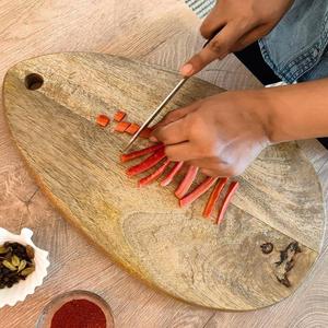 Planche à découper ovale ergonomique avec trou de suspension, surface épaisse et lisse, idéale pour une découpe sûre, le service et l'utilisation quotidienne en cuisine - Product Image 1