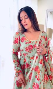 Conjunto de vestido y Dupatta de Georgette indio y pakistaní confeccionado con trabajo de impresión digital Traje de fiesta de costura completa para mujeres y niñas - Product Image 2