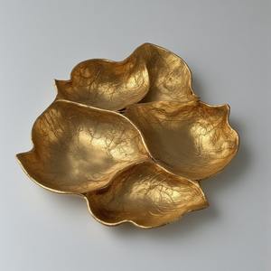Servidor de frutas secas de aluminio decorativo con tres platos en forma de hoja en acabado dorado para interiores de comedor decorativos - Product Image 3