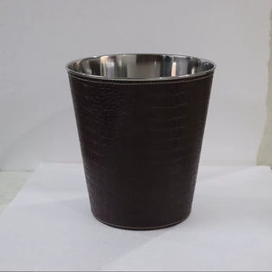 Seau à glace métallique utilisé pour servir de la glace pour les boissons et tous sont fabriqués en métal de haute qualité avec une poignée intégrée. - Product Image 1