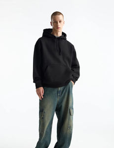 Sudadera con capucha negra premium para hombre con cordones ajustables, bolsillo frontal y ajuste holgado para máxima comodidad - Product Image 2