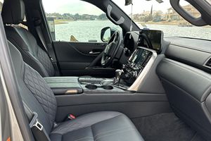 Lexus LX 600 Ultra Luxury 2022 Usado en Excelentes Condiciones, Motor V6 Twin-Turbo, Tracción en las Cuatro Ruedas, Equipamiento de Alta Gama, Asientos Traseros Tipo Capitán con Función de Masaje - Product Image 5