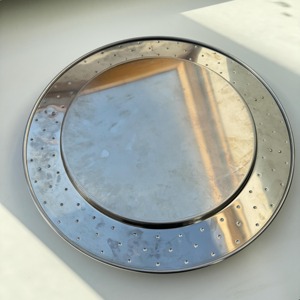 Plateau de service rond en acier simple, parfait pour les repas de famille, les hôtels, les restaurants et les rassemblements occasionnels d'Inde - Product Image 5