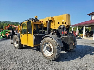 Chariot télescopique Cat TL1055 de 2012 avec EROPS, climatisation chaud/froid, 3ème valve, capacité de levage de 10 tonnes, hauteur de levage de 55 pieds, transmission Powershift et stabilisateur avant - Product Image 4