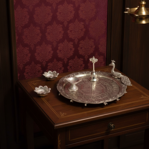 Ensemble de thali de prière en métal Art Déco indien traditionnel, finition argentée, avec assiette Aarti, lampe à huile, cloche, bols Haldi Kumkum, décorations Diwali - Product Image 1