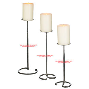 Portavelas Alto de Aluminio Hecho a Mano de Alta Calidad, Acabado Dorado, Base Cuadrada, para Bodas y Navidad - Product Image 4