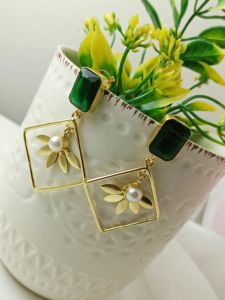 ต่างหูห้อยกับต่างหูชุบทอง18kgold ดีไซน์ดอกไม้และต่างหูห้อยกลางมุกสำหรับผู้หญิงที่สมบูรณ์แบบสำหรับเธอ - Product Image 4