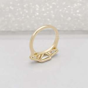 Bague de fiançailles à trois pierres en diamant certifié IGI, style émeraude, East West - Product Image 2