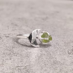 Anillo de Plata de Ley 925 con Peridoto Natural, Piedra de Nacimiento de Agosto, Luna Creciente, Joyería Hecha a Mano para Mujer - Product Image 2