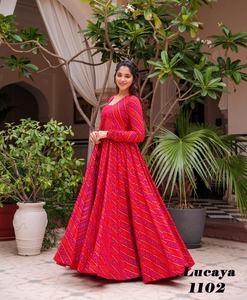 Conjunto de 3 Piezas de Diseño Premium con Estampado Bandhej, Top Corto y Pantalones Palazzo, Listo para Usar, Ropa Étnica para Bodas y Fiestas con Chal Reversible - Product Image 3