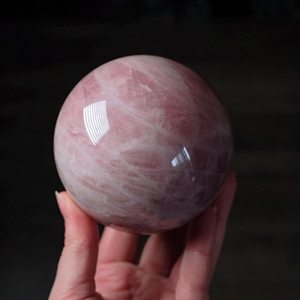 Esfera de cristal de cuarzo rosa pulido Bola de piedras preciosas talladas a mano curación metafísica y decoración del hogar - Product Image 6