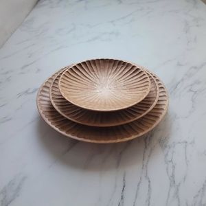 Ensemble de quatre assiettes rondes en bois d'acacia rustique avec bord cousu noir, sous-assiettes pour dîner, sets de table de ferme, décoratifs - Product Image 6