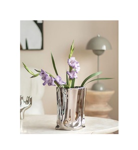 Florero de metal para decoración del hogar de lujo que ofrece una apariencia rica y premium con un hermoso estilo perfecto para casas modernas - Product Image 1