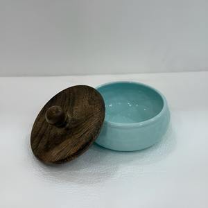 Vente flash : Ensemble de 2 bols en fer avec finition émaillée, design classique, avec couvercles en bois et plateau de service pour les occasions de mariage et de fête - Product Image 5