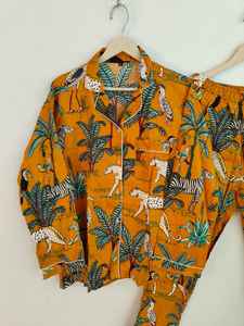 Conjunto de Pijama de Mujer, Hecho a Mano, con Estampado de Animales de la Selva, 100% Algodón Tejido, Cuello en V, Cierre de Botones, Mangas Largas, Largo Completo, Suave, para Verano - Product Image 3