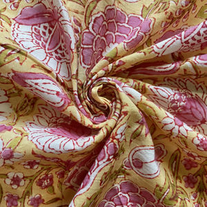 Tissu en coton imprimé à la main, motif floral Mughal en jaune moutarde et rose - Product Image 1