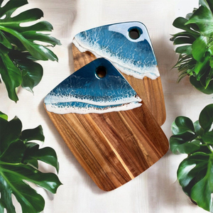 Planche à découper personnalisée en bois d'acacia de qualité supérieure, planche en résine faite à la main avec des accents blancs et dorés, décoration de cuisine unique, plateau de service - Product Image 6