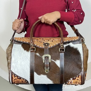 Sac polochon de voyage d'extérieur Design floral en cuir repoussé à la main Fashion Logo personnalisé Sac de week-end en cuir de vachette véritable pour unisexe - Product Image 1