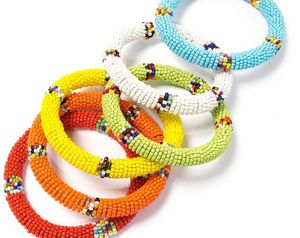 Bracelet de broderie perlée fait à la main de créateur chic et tendance avec un style classique plein de vibrations festives - Product Image 4