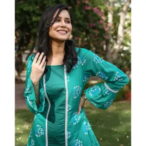 Ensemble Kurta en coton pour femmes écologiques - Vêtements élégants et durables - Product Image 2