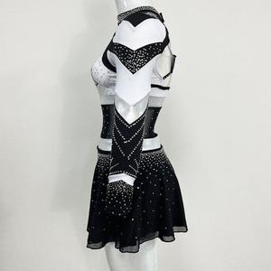 Ensemble d'uniformes de cheerleading sur mesure de performance d'élite, conçu pour offrir une flexibilité maximale, un confort et des routines d'équipe à haute énergie - Product Image 5