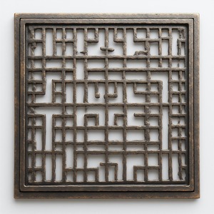 Couvre-drain en laiton fait main de qualité supérieure avec finition brossée et de magnifiques détails sculptés pour les salles de bain d'hôtels de luxe modernes - Product Image 4