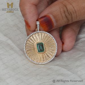 Esmeralda piedra preciosa pavé diamante 14K oro amarillo hecho a mano colgante redondo joyería al por mayor - Product Image 2