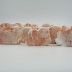 Venta al por mayor lote de alta calidad Rosa Scolecite nube cuarzo cristal curativo Natural para espiritual Reiki Chakra piedra preciosa para tallar - Product Image 1