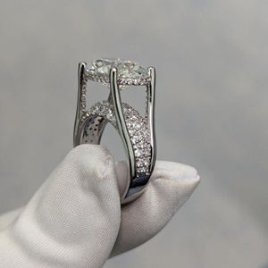 Anillo con Halo Oculto de Tensión Oeste-Oeste Certificado por IGI con Diamante Cultivado en Laboratorio de 8.60tcw, Color EF, Claridad VS, Forma Ovalada - Product Image 6