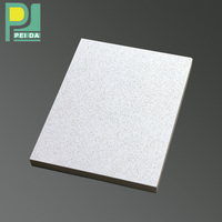 Carreau de plafond en fibre de verre de haute qualité Panneau de plafond à déflecteur acoustique en fibre de verre pour hôtel
