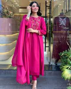 Conjunto de 3 piezas Kurti de diseñador con trabajo de bordado elegante Ropa étnica perfecta para fiestas Ocasiones festivas y uso diario - Product Image 2