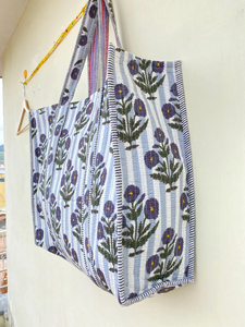 Sacs fourre-tout imprimés tigre matelassés à la main en coton bleu imprimé grand sac à provisions à bandoulière femmes - Product Image 3