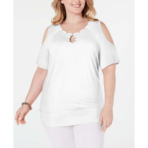เสื้อกล้ามถักนิตติ้งสีขาวสำหรับผู้หญิง ไซส์ 2X แบรนด์ JM Collection ตกแต่งด้วยหมุดที่ไหล่ ระบายอากาศได้ดี คอเหลี่ยม พร้อมโลโก้แบบกำหนดเอง - Product Image 1