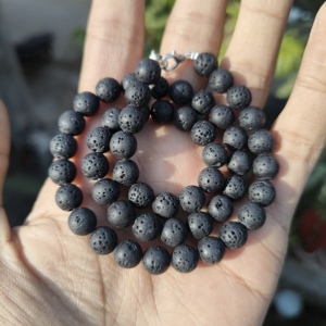 สร้อยคอหินลาวาธรรมชาติชุบเงิน ดีไซน์คลาสสิก ประดับด้วยลูกปัดพลอยขนาด 8 มม. ของขวัญแต่งงานสำหรับผู้ชาย เครื่องประดับคุณภาพเยี่ยม ทรงกลมเจียระไนอย่างดี - Product Image 4