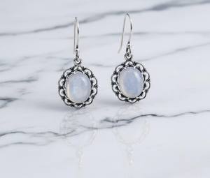 ต่างหูห้อยรูปไข่ประดับมูนสโตนสีรุ้ง เงินสเตอร์ลิง ลายฉลุแบบโบโฮ ของขวัญเครื่องประดับประจำเดือนมิถุนายน - Product Image 2